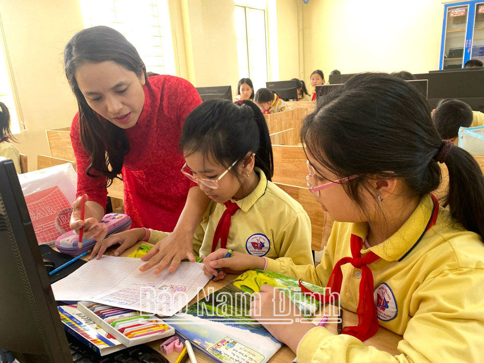 Cô và trò Trường Tiểu học Nguyễn Viết Xuân trong một giờ học.