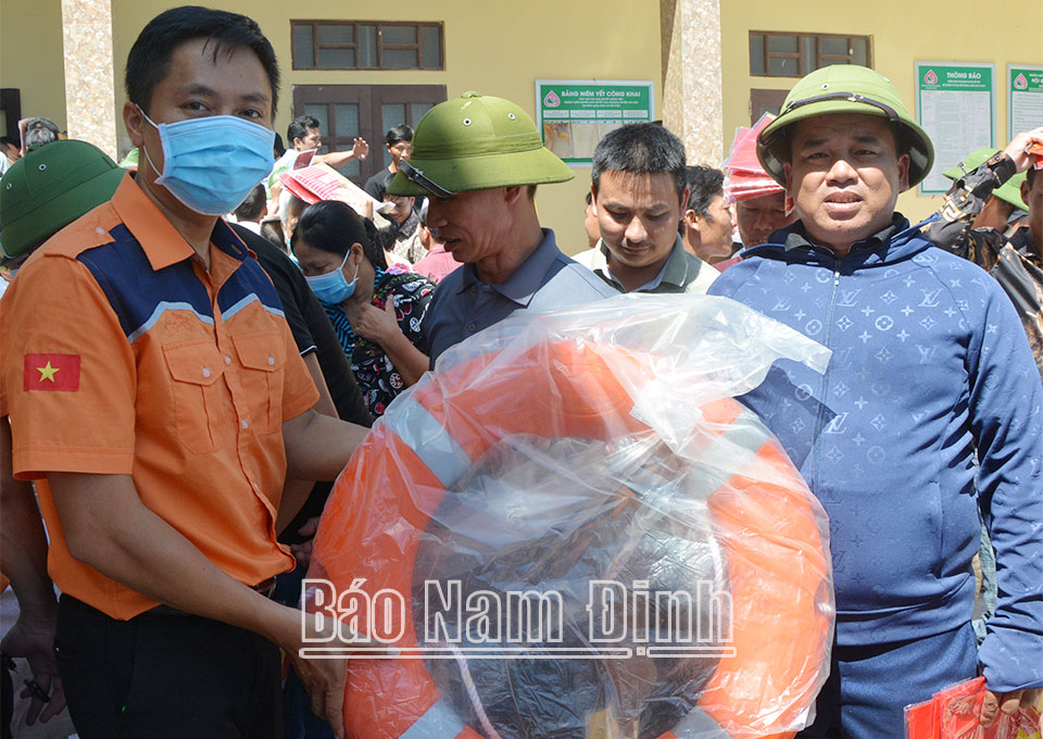 khai thác thủy sản khi vươn khơi, bám biển sản xuất, góp phần bảo vệ chủ quyền biển, đảo đất nước 