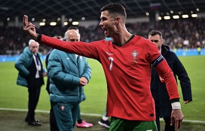 Ronaldo mắng mỏ trọng tài sau trận Bồ Đào Nha thua Slovenia 0-2 trong trận giao hữu rạng sáng 27/3.
