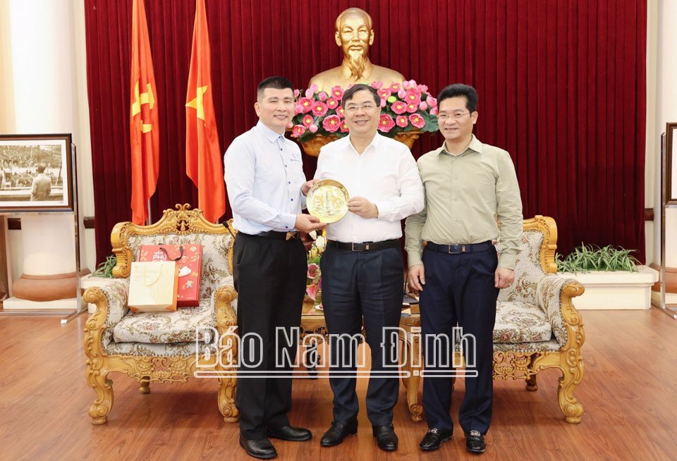 Đồng chí Phạm Gia Túc, Ủy viên BCH Trung ương Đảng, Bí thư Tỉnh ủy tặng quà lưu niệm lãnh đạo Công ty Công nghệ sinh học Phú Gia. 