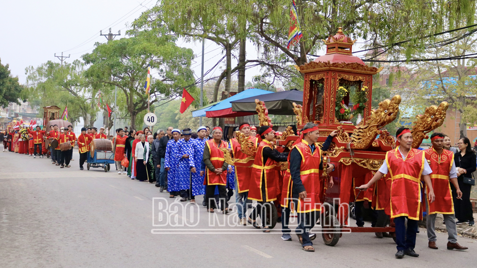 Đoàn rước kiệu trong lễ hội Chùa Cồn. 