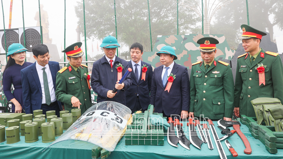 Đồng chí Bí thư Thành ủy Nguyễn Anh Tuấn và các đại biểu tham quan các mô hình sáng kiến phục vụ công tác huấn luyện.