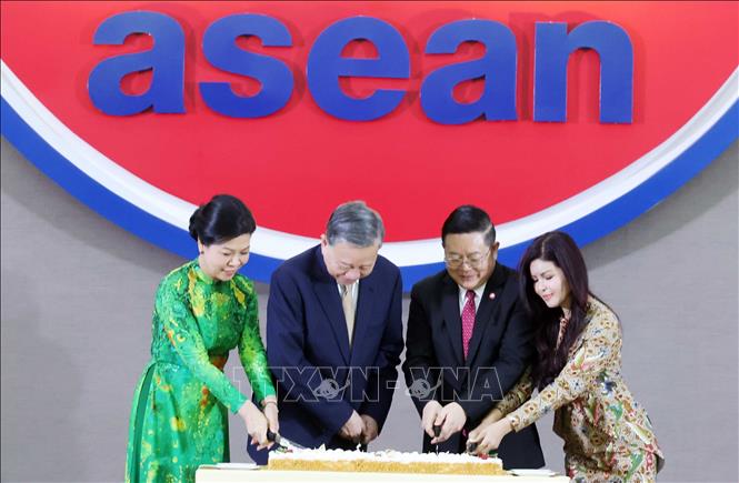 Tổng Bí thư Tô Lâm và Phu nhân cùng Tổng Thư ký ASEAN Kao Kim Hourn và Phu nhân cắt bánh chào mừng 30 năm Việt Nam gia nhập ASEAN. Ảnh: Thống Nhất/TTXVN
