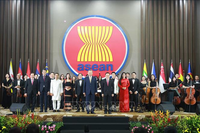 Tổng Bí thư Tô Lâm và Tổng Thư ký ASEAN Kao Kim Hourn chụp ảnh chung với đoàn nghệ thuật trình diễn tại buổi lễ. Ảnh: Thống Nhất/TTXVN

