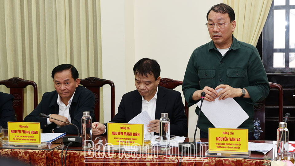 Đồng chí Trưởng Ban Tổ chức Tỉnh uỷ Nguyễn Văn Va phát biểu tại buổi làm việc.