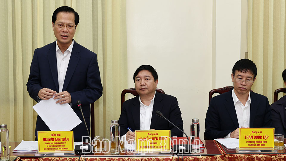 Đồng chí Bí thư Thành uỷ Nam Định Nguyễn Anh Tuấn phát biểu tại buổi làm việc.