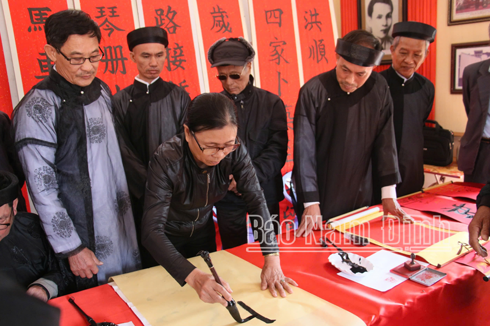 Các hội viên Câu lạc bộ Hán Nôm Quần Anh chăm chỉ luyện chữ.