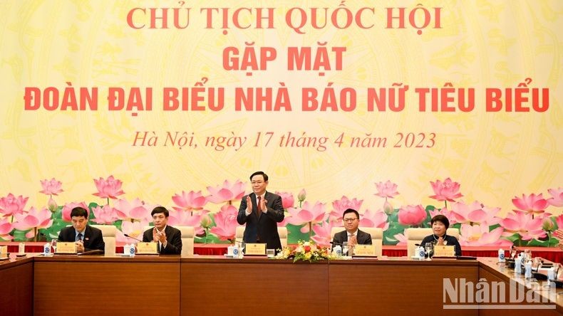 Chủ tịch Quốc hội gặp mặt đại biểu nhà báo nữ