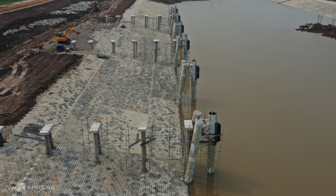 Cụm công trình kênh nối có 14 trụ neo đậu được đặt ở mỗi bên sông.

