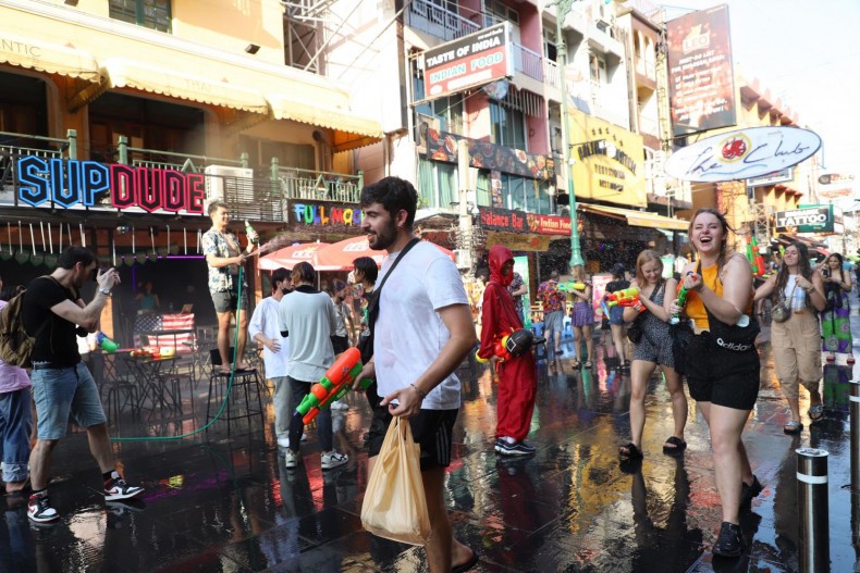 Du khách nước ngoài hào hứng tham gia té nước trong Tết Songkran 2022 tại thủ đô Bangkok. (Ảnh: Bưu điện Bangkok)
