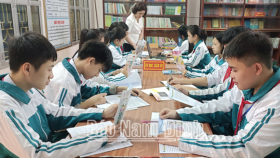 Học sinh Trường THCS thị trấn Cổ Lễ (Trực Ninh) tìm hiểu tư liệu về Bác Hồ tại thư viện trường để làm bài thi.