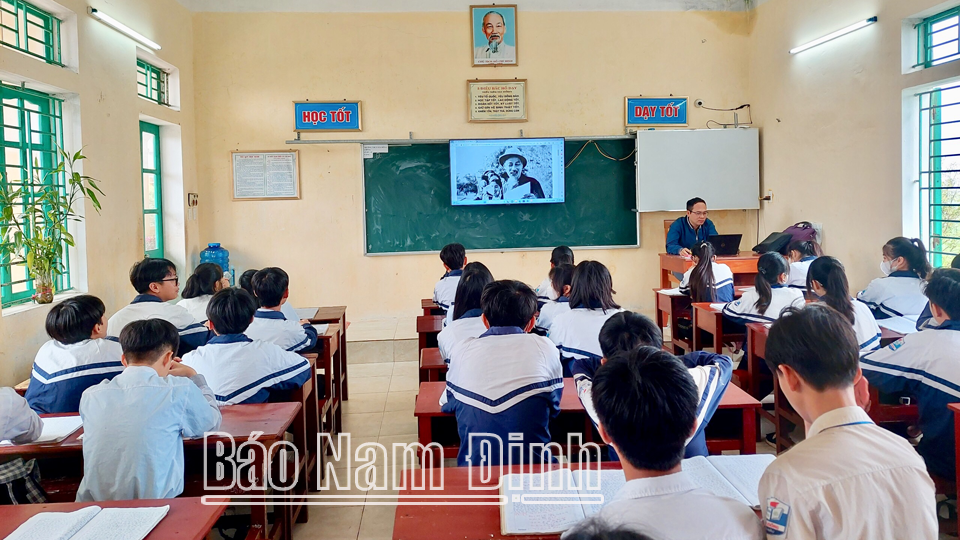 Giáo viên, học sinh Trường THCS Hải Đông (Hải Hậu) tìm hiểu về những lần Bác Hồ về thăm Nam Định.
