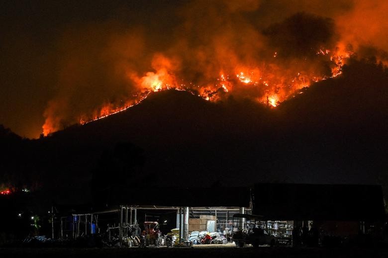 Đám cháy rừng ở Vườn quốc gia Khao Laem, tỉnh Nakhon Nayok, Thái Lan. (Ảnh: Reuters)
