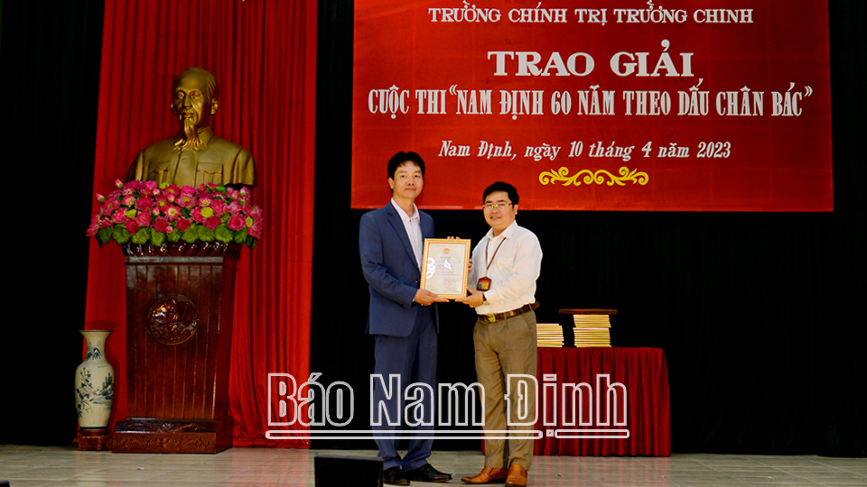 Trường Chính trị Trường Chinh trao giải cuộc thi “Nam Định - 60 năm ...