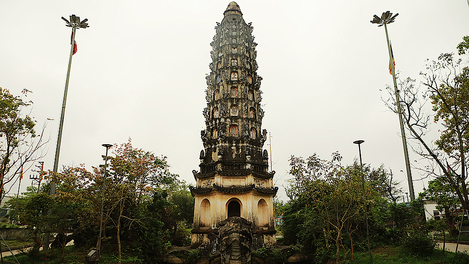 Chùa Cổ Lễ - 'Báu vật' nặng 9 tấn nằm giữa lòng hồ ở Nam Định