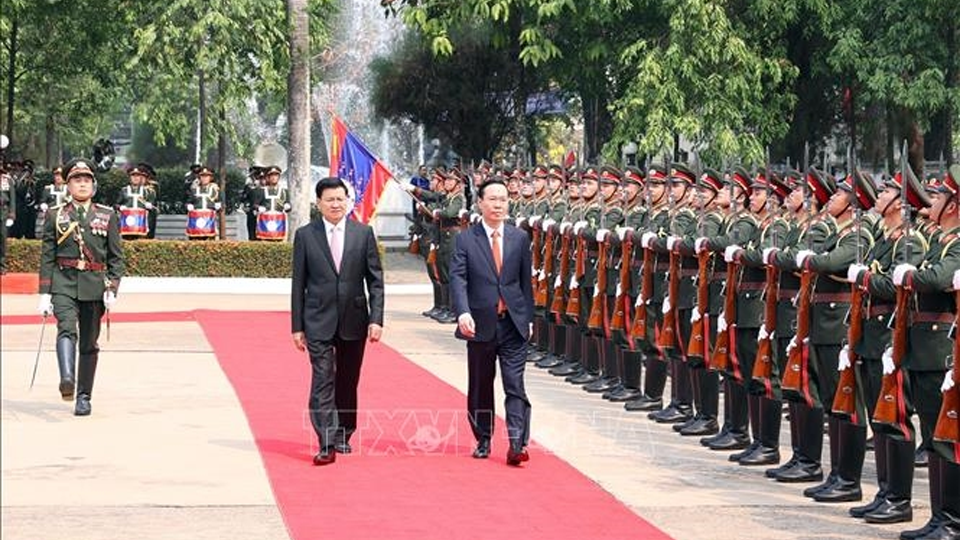 Chủ tịch nước Võ Văn Thưởng và Tổng Bí thư, Chủ tịch nước Lào Thongloun Sisoulith duyệt đội danh dự.
