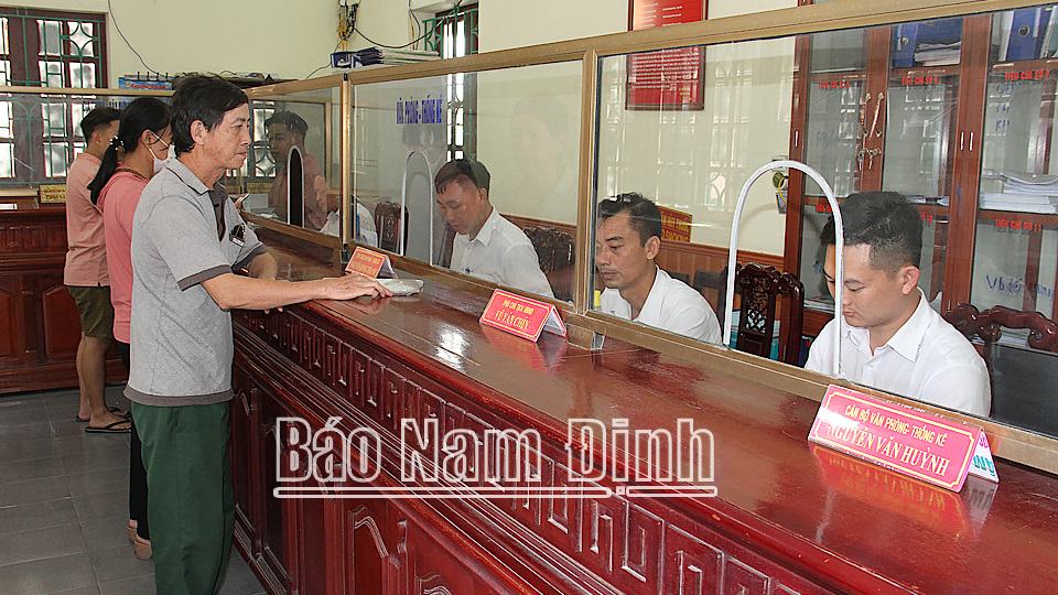 Cán bộ thị trấn Cát Thành (Trực Ninh) hướng dẫn người dân thực hiện các thủ tục hành chính
