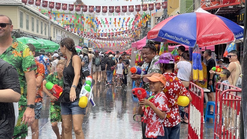 Người dân và du khách tham gia hoạt động té nước trong Tết Songkran ở Bangkok, Thái Lan. (Ảnh: TUẤN ANH)
