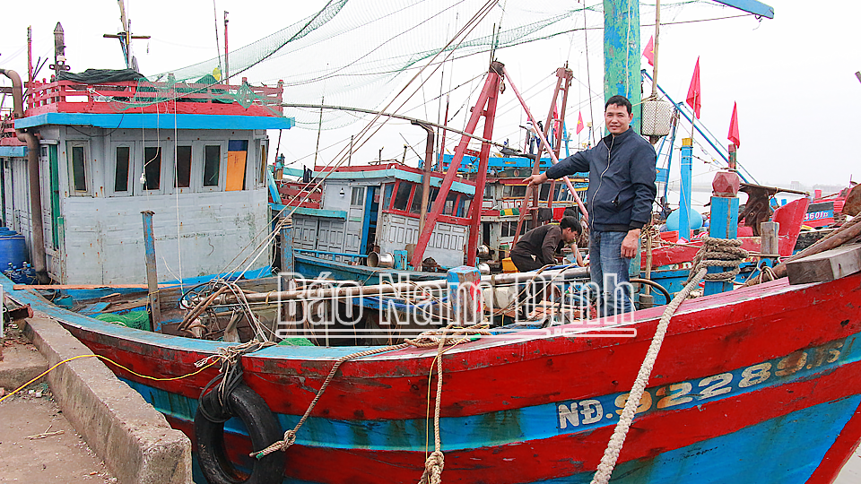 Tàu cá của anh Phạm Văn Thắng, xã Hải Chính (Hải Hậu) lắp đặt thiết bị giám sát hành trình, giúp mỗi chuyến vươn khơi bám biển sản xuất được thuận lợi và không vi phạm các quy định của pháp luật, chống khai thác IUU.
