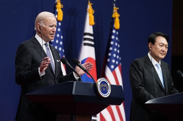 Tổng thống Mỹ Joe Biden và người đồng cấp Hàn Quốc Yoon Suk-yeol. (Ảnh: AP/VietnamPlus)
