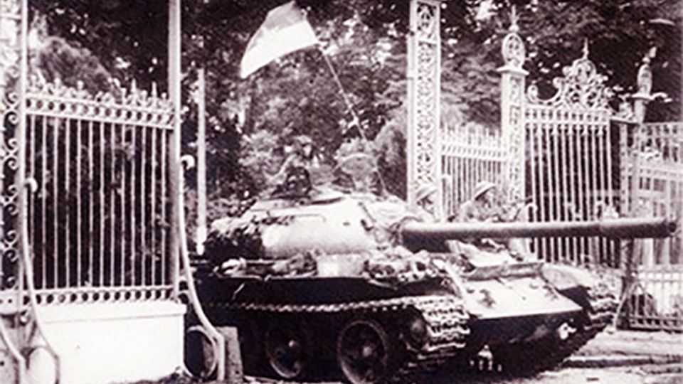 Xe tăng Quân Giải phóng húc đổ cổng Dinh Độc Lập trưa ngày 30-4-1975. 
Ảnh: Tư liệu