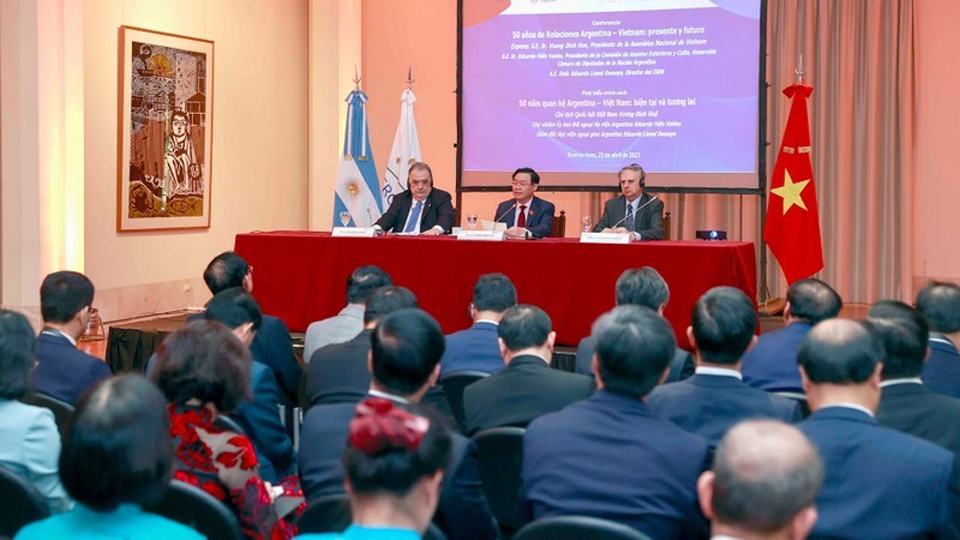 Đẩy mạnh các lĩnh vực đầu tư, khoa học và công nghệ giữa Việt Nam và Argentina