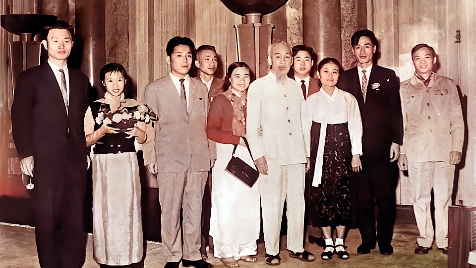 Năm 1966, đảng viên Vũ Thị Bích Liên (đứng thứ hai từ trái sang) vinh dự được gặp Bác Hồ tại Phủ Chủ tịch.