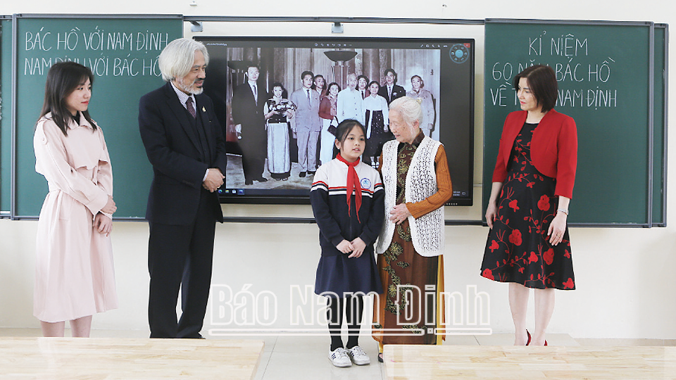 Bà Vũ Thị Bích Liên kể chuyện với cô và trò Trường Tiểu học Nguyễn Tất Thành về kỷ niệm 2 lần bà vinh dự được gặp Bác Hồ.