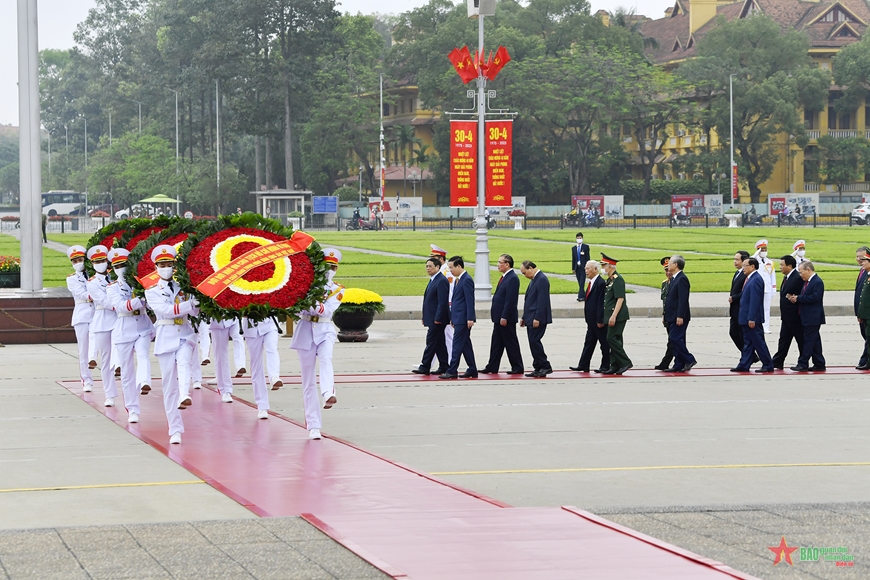  <em>Vòng hoa của Đoàn đại biểu mang dòng chữ: Đời đời nhớ ơn Chủ tịch Hồ Chí Minh vĩ đại.</em>