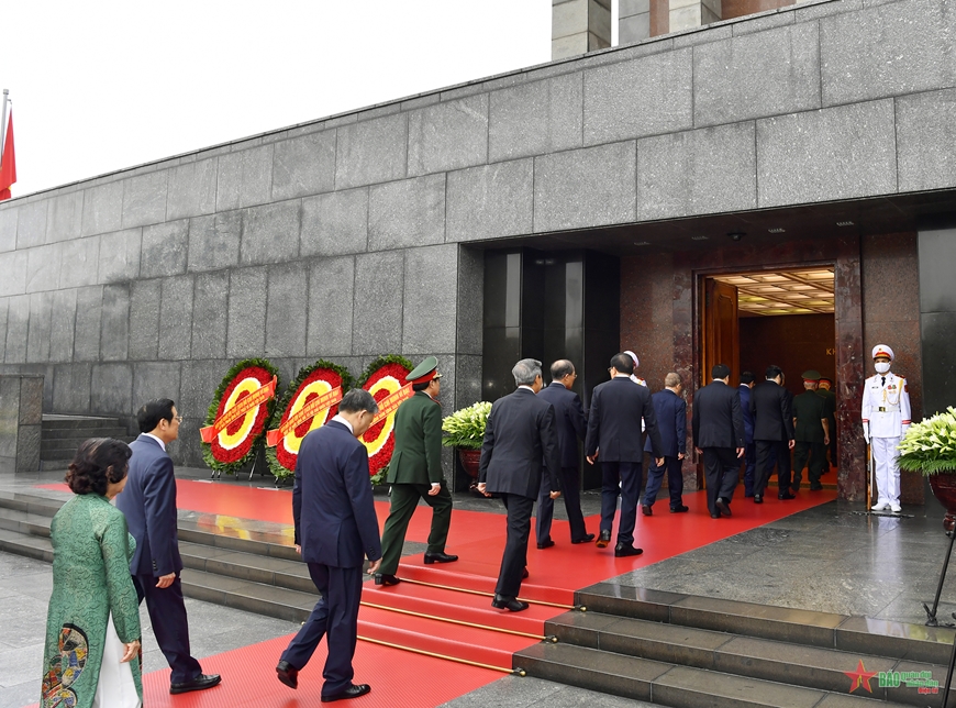  Lãnh đạo Đảng, Nhà nước và các đại biểu vào Lăng viếng Chủ tịch Hồ Chí Minh.