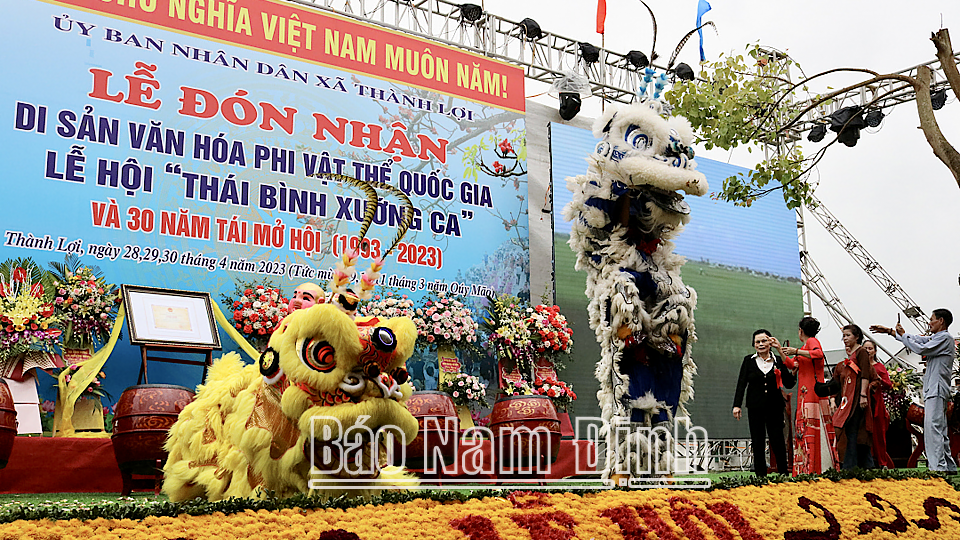 Biểu diễn múa lân tại buổi lễ đón Bằng Di sản văn hoá phi vật thể quốc gia Lễ hội Thái bình xướng ca.
            