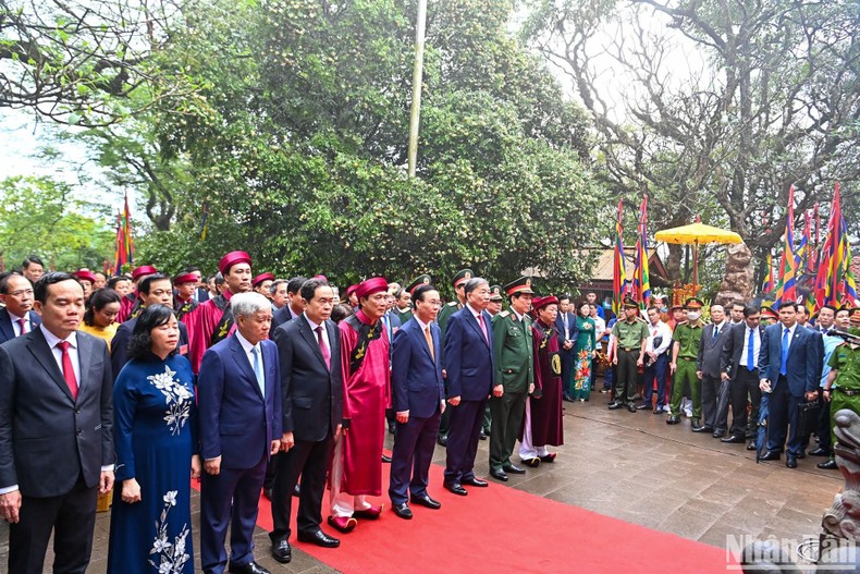 <em>Chủ tịch nước Võ Văn Thưởng và các đồng chí lãnh đạo Đảng, Nhà nước và tỉnh Phú Thọ thành kính tưởng niệm các Vua Hùng tại đền Thượng. (Ảnh: DUY LINH)

</em>