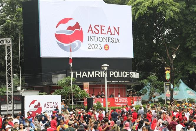 Áp phích cổ động Năm Chủ tịch ASEAN Indonesia 2023. (Ảnh: Hữu Chiến/TTXVN)
