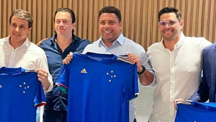 Ronaldo mua Cruzeiro, CLB anh đã đầu quân trước khi tới châu Âu chơi bóng vào thập niên 1990.