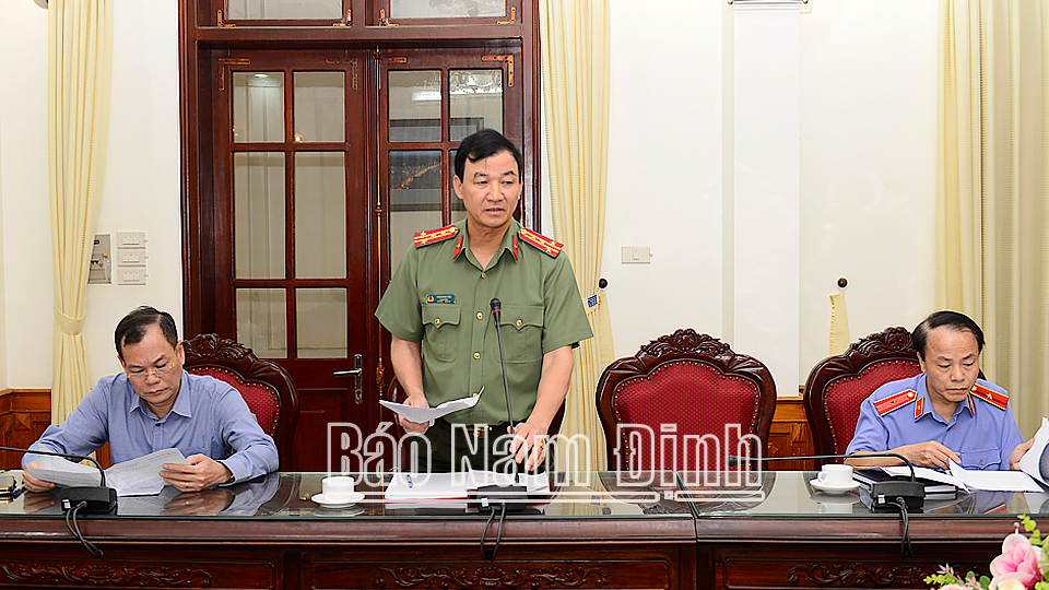 Đại tá Trần Minh Tiến, Ủy viên Ban Thường vụ Tỉnh ủy, Giám đốc Công an tỉnh báo cáo kết quả xử lý các vụ án, vụ việc liên quan.