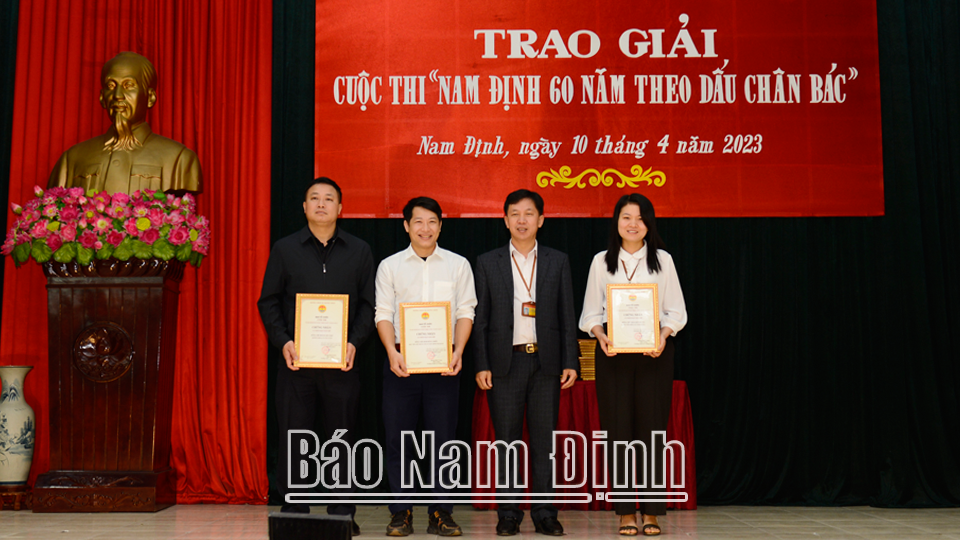 Lãnh đạo Trường Chính trị Trường Chinh trao giải Nhì cho các cá nhân.