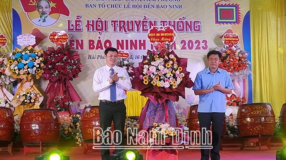 Lãnh đạo Cục Di sản (Bộ VH, TT và DL) tặng lẵng hoa cho đại diện Ban quản lý Đền Bảo Ninh