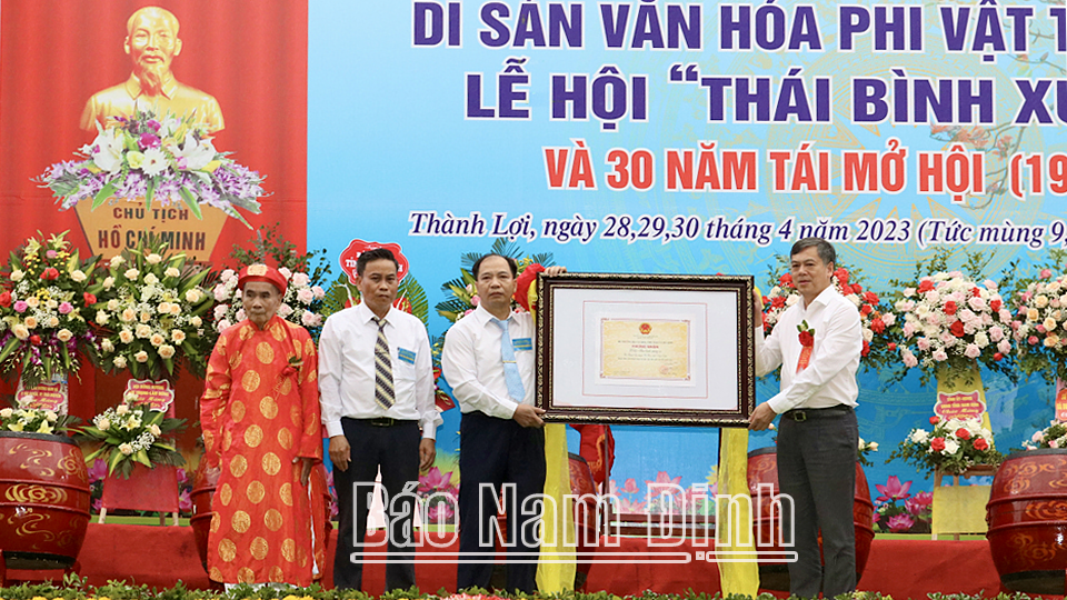Đồng chí Trần Lê Đoài, TUV, Phó Chủ tịch UBND tỉnh trao Bằng Di sản văn hoá phi vật thể quốc gia Lễ hội Thái bình xướng ca cho xã Thành Lợi.