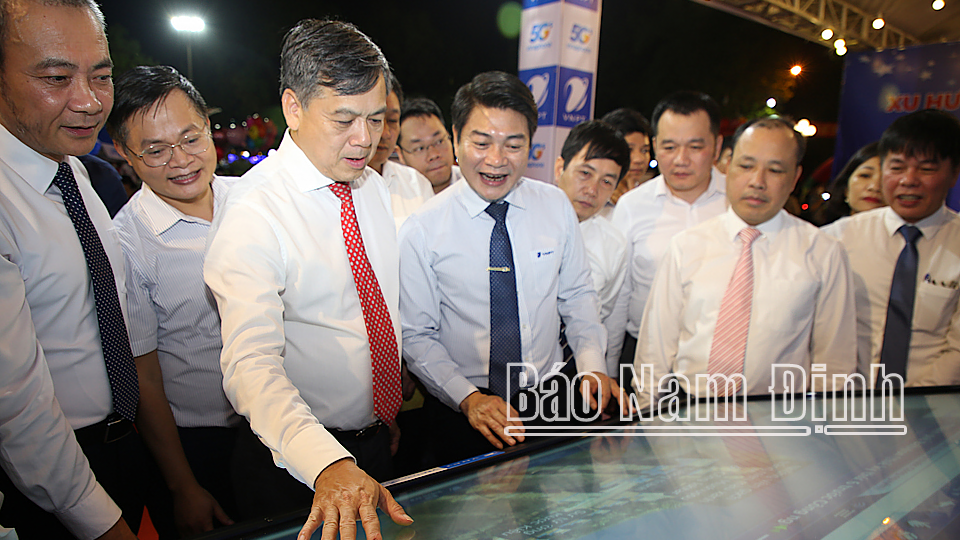 Đồng chí Trần Lê Đoài, TUV, Phó Chủ tịch UBND tỉnh và các đại biểu tham quan gian hàng gian trưng bày, giới thiệu sách và công nghệ số hóa tư liệu sách do VNPT Nam Định tổ chức.