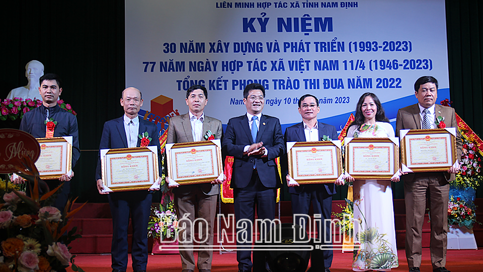 tặng Bằng khen của UBND tỉnh cho 7 tập thể và cá nhân đạt thành tích xuất sắc trong phong trào thi đua năm 2022.