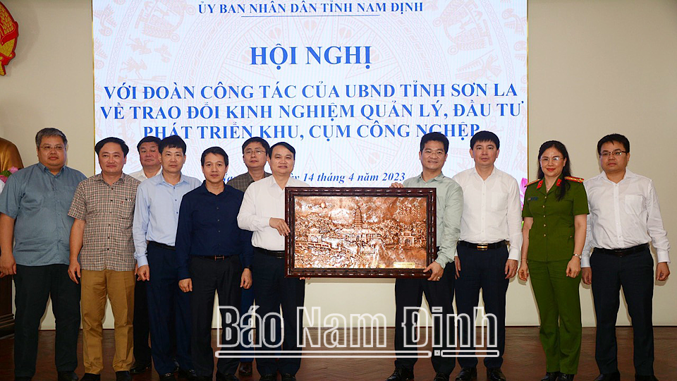 ĐT3: Đồng chí Trần Anh Dũng, Ủy viên Ban TVTU, Phó Chủ tịch Thường trực UBND tỉnh tặng Đoàn công tác tỉnh Sơn La bức tranh Tháp Phổ Minh- biểu tượng lịch sử- văn hóa của quê hương Nam Định.
