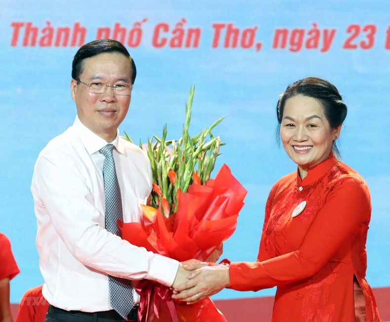 Bà Bùi Thị Hòa gắn Huy hiệu Chữ thập Đỏ và tặng hoa chúc mừng Chủ tịch nước Võ Văn Thưởng làm Chủ tịch danh dự Hội Chữ thập Đỏ Việt Nam. 