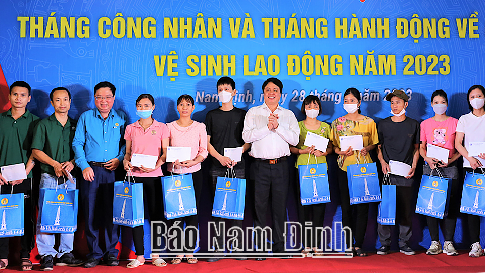Đồng chí Trần Minh Thắng, Ủy viên Ban TVTU, Trưởng Ban Dân vận Tỉnh ủy và lãnh đạo LĐLĐ tỉnh trao quà cho công nhân, lao động tại Lễ phát động Tháng Công nhân và Tháng hành động về an toàn vệ sinh lao động năm 2023.Đt 3
