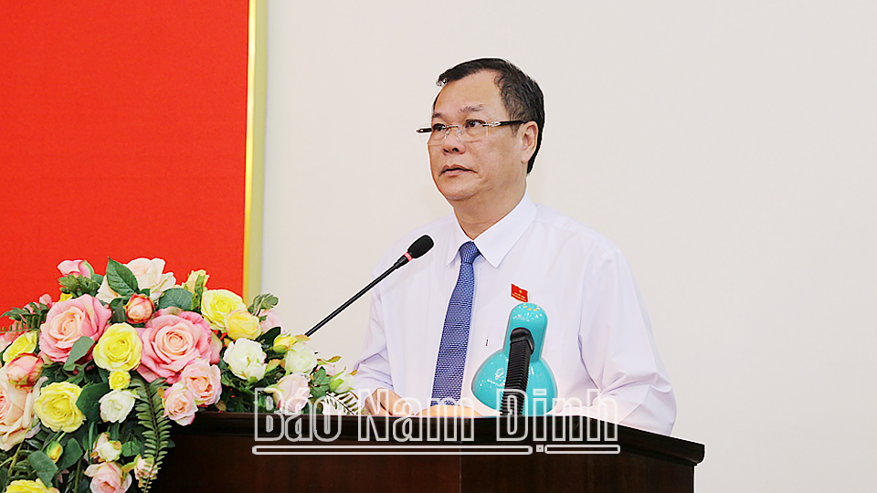 Đồng chí Phó Bí thư Thường trực Tỉnh ủy Lê Quốc Chỉnh phát biểu khai mạc kỳ họp. 