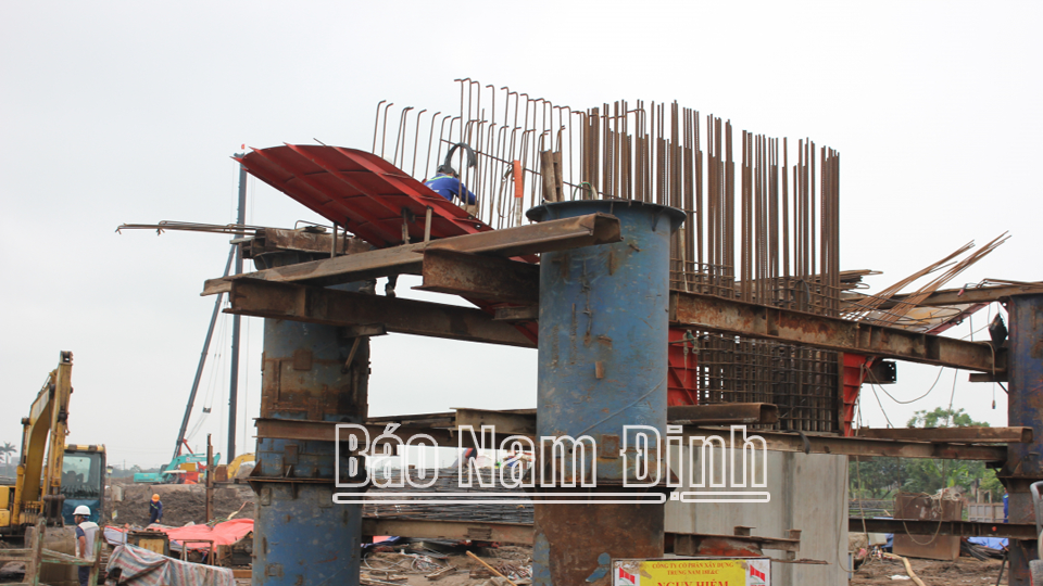  Thi công hạng mục cầu vượt Quốc lộ 21B, dự án xây dựng tuyến đường bộ mới Nam Định - Lạc Quần- Đường bộ ven biển trên địa bàn huyện Nam Trực.