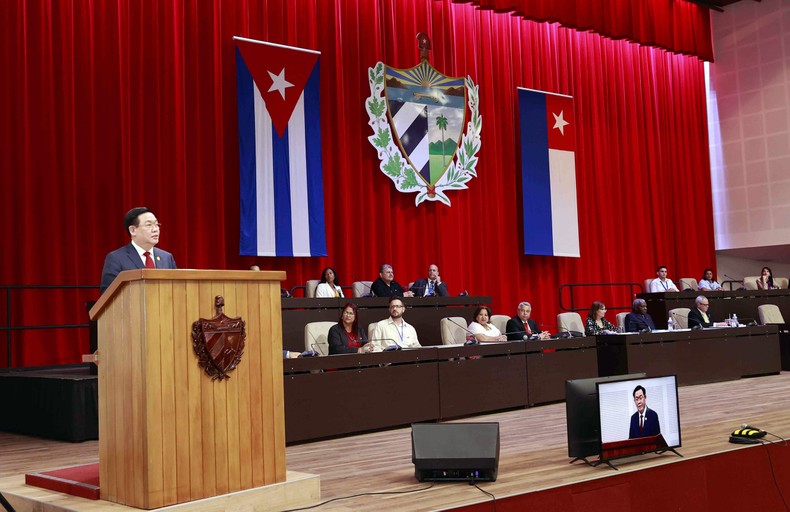 Chủ tịch Quốc hội Vương Đình Huệ phát biểu tại phiên họp đặc biệt của Quốc hội Cuba.