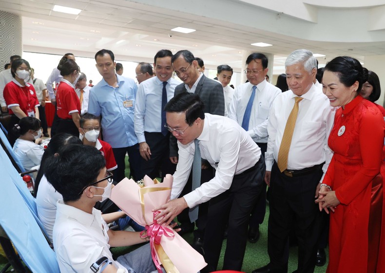Chủ tịch nước Võ Văn Thưởng thăm, động viên những người tham gia hiến máu nhân đạo. 