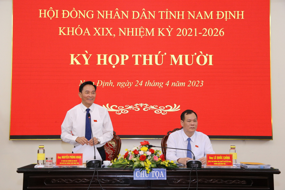 Đồng chí Nguyễn Phùng Hoan, Ủy viên Ban TVTU, Phó Chủ tịch Thường trực HĐND tỉnh điều hành phần trình bày các báo cáo, tờ trình của UBND tỉnh. 