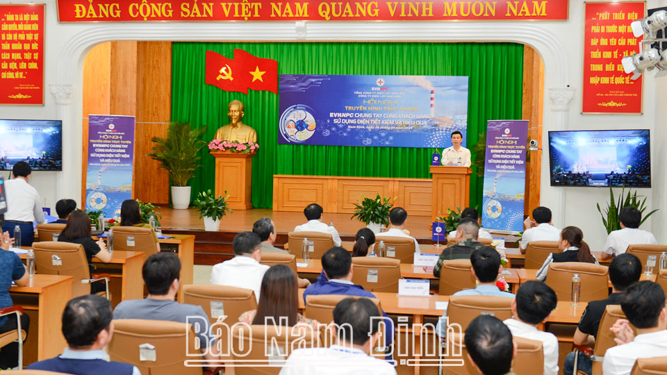 Quang cảnh hội nghị tại điểm cầu Công ty Điện lực Nam Định.