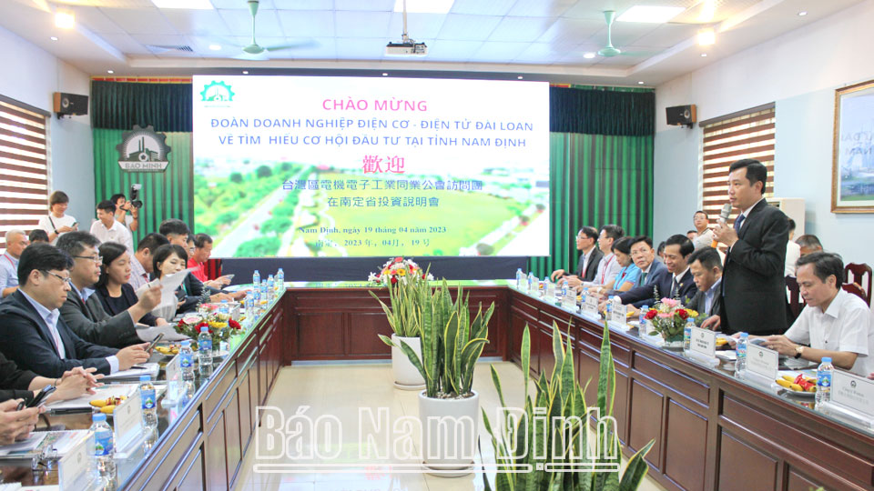 Lãnh đạo Ban Quản lý các KCN tỉnh giới thiệu tiềm năng, lợi thế của Nam Định với Đoàn Doanh nghiệp Đài Loan tại KCN Bảo Minh (Vụ Bản).